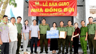 Công an tỉnh Trà Vinh tặng Nhà đồng đội cho Thiếu tá Phạm Hoàng Ninh