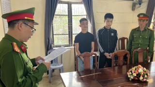 Khởi tố, bắt 2 thanh niên đánh người ở quán nhậu nhập viện cấp cứu