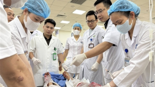 Bác sĩ Bệnh viện Việt Đức hội chẩn, cấp cứu các nạn nhân vụ TNGT ở Tam Đảo