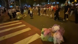 Các bạn trẻ tự nguyện dọn rác sau đêm sơ duyệt