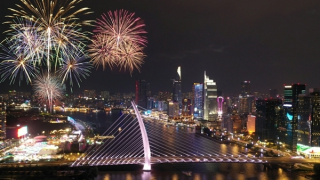 Hàng ngàn người dân nô nức xem pháo hoa