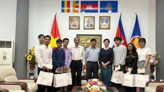 Tập đoàn Phượng Hoàng trao quà hỗ trợ sinh viên Campuchia tại Việt Nam