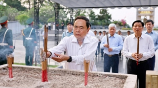 Chủ tịch Quốc hội Trần Thanh Mẫn dâng hương tưởng niệm các Anh hùng liệt sỹ