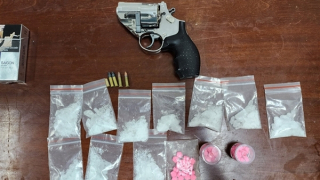 Khám xe đối tượng mua bán trái phép chất ma túy, "lòi" súng Rulo cùng 5 viên đạn