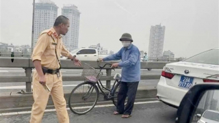 Cụ ông đạp xe ngược chiều ở làn ô tô 90km/h được CSGT đưa ra nơi an toàn