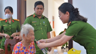 Công an Cà Mau và Ninh Thuận thu nhận ADN thân nhân liệt sĩ chưa xác định danh tính