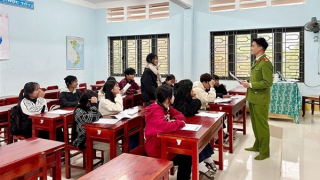 Thắp sáng bước chân em trên đại ngàn Trường Sơn