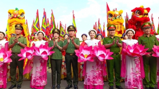 Thứ trưởng Trần Quốc Tỏ thăm, tặng quà lực lượng bảo vệ, biểu diễn, phục vụ Đại lễ 30/4