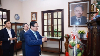 Thủ tướng dâng hương cố Chủ tịch HĐBT Phạm Hùng và cố Thủ tướng Võ Văn Kiệt