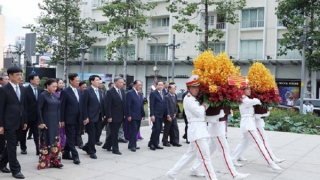 Lãnh đạo Đảng, Nhà nước dâng hương tưởng nhớ Chủ tịch Hồ Chí Minh và Chủ tịch Tôn Đức Thắng