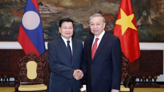 Tiếp tục vun đắp, bảo vệ, gìn giữ quan hệ Việt Nam-Lào phát triển bền chặt