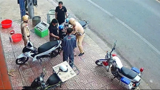 CSGT Đắk Nông hỗ trợ người phụ nữ bị đau tim đi cấp cứu kịp thời