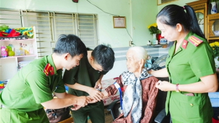 Công an Cần Thơ thu thập mẫu ADN, thắp lên hy vọng cho gia đình liệt sĩ