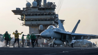 Bẻ lái gấp tránh hỏa lực Houthi, tàu sân bay Mỹ "đánh rơi" tiêm kích 60 triệu USD