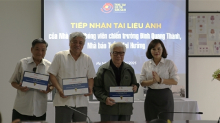 Các nhà báo chiến trường trao tặng loạt tác phẩm nhiếp ảnh quý về ngày 30/4