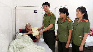 Thăm hỏi cán bộ Công an Cao Bằng bị thương khi làm nhiệm vụ