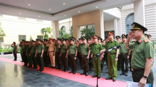 Công an Thủ đô dâng hương tưởng niệm các anh hùng, liệt sĩ trong ngày Đại lễ 30/4