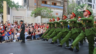 Đi giữa vòng tay nhân dân, chiếm trọn trái tim con người Việt Nam