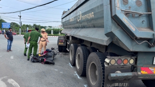 Xe đầu kéo tông 2 người tử vong khi rẽ vào khu công nghiệp