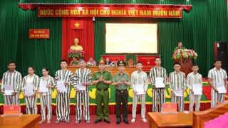 Phấn đấu trở thành công dân tốt với xã hội