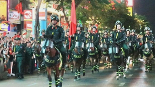 Đoàn kỵ binh xuất hiện tại phố đi bộ Nguyễn Huệ tối 30/4 khiến người xem trầm trồ