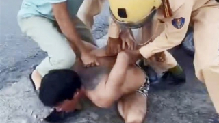 CSGT khống chế người đàn ông vừa lái xe vừa "múa rựa"