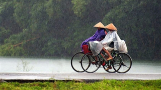 Mưa dông gia tăng ở miền Trung và Nam Bộ, cảnh báo lốc sét, mưa đá