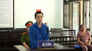 Vết trượt dài của kẻ “ăn đất”