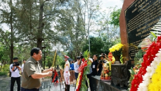 Thủ tướng dâng hương tri ân các Anh hùng liệt sỹ và thăm cựu tù tại Côn Đảo