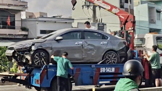 Va chạm với xe đầu kéo, ô tô con văng qua dải phân cách