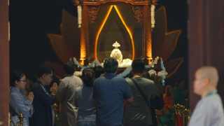 Hàng ngàn người đến chiêm bái Xá lợi Đức Phật tại Đại lễ Vesak 2025