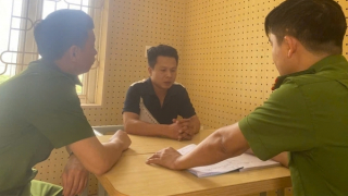 Bắt 2 đối tượng đe dọa, yêu cầu CSGT chuyển tiền để rút đơn