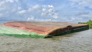 Tìm kiếm thuyền viên mất tích sau vụ va chạm giữa sà lan chở đá và tàu biển