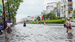 Nhiều tuyến đường nội ô Cần Thơ lại ngập sâu sau cơn mưa