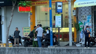 Truy xét 2 đối tượng bịt mặt dùng búa đập tủ trưng bày cướp vàng