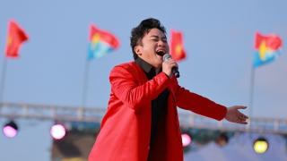 Tùng Dương xúc động hát Quốc ca giữa rừng cờ đỏ sao vàng tại Nhật