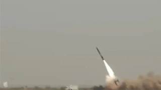 Pakistan thử tên lửa giữa khủng hoảng sông Ấn, hàng không quốc tế đổi lộ trình