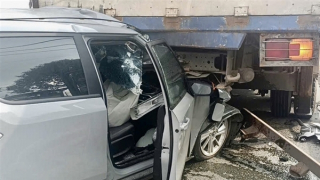 Người dân phá cửa cabin biến dạng giải cứu tài xế xe ô tô công nghệ