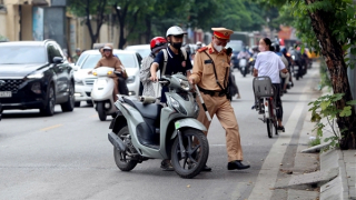 Đưa xe máy cho con trai đi học, mẹ bị phạt 9 triệu đồng