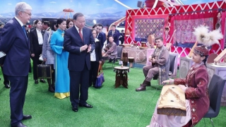 Tổng Bí thư Tô Lâm trải nghiệm phong tục truyền thống của Kazakhstan