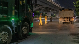 CSGT tuần tra đêm, chặn xử lý loạt xe ben chở đất cát quá tải