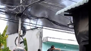 Cảnh sát khống chế đám cháy vựa phế liệu giữa trưa nắng