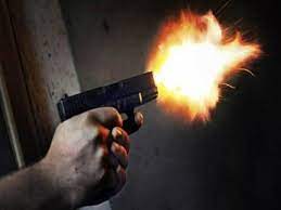 Mâu thuẫn, dùng súng bắn vào nhà dân