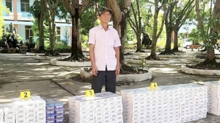 Dùng xe 16 chỗ vận chuyển hàng ngàn gói thuốc lá lậu từ biên giới vào Long An