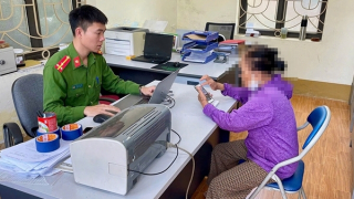 Nghe đọc lệnh khởi tố qua mạng ép chuyển 200 triệu, bà cụ lên phường báo Công an