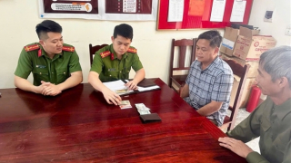 Công an xã Điêu Lương xác minh, trao trả tài sản cho người đánh rơi