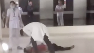 Đang ăn cơm trong bệnh viện, người đàn ông ra ban công tầng 8 nhảy lầu