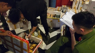 Phát hiện hàng trăm chai rượu không rõ nguồn gốc ở quán bar WARM