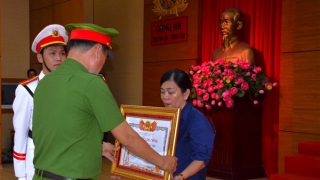 Trao bằng Tổ quốc ghi công cho thân nhân Liệt sĩ, Thượng sĩ Nguyễn Ngọc Minh Nhật