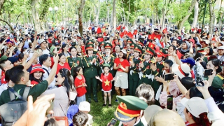 Thắp đêm hòa bình, lung linh đất Việt